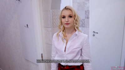 Млада студентка го изневерува своето момче со неговиот пријател | POV и сврши во нејзината пичка!